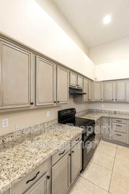 1861 N Oracle - Photo 5 of 34