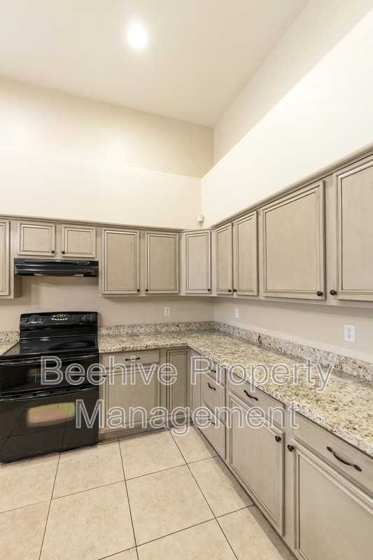 1861 N Oracle - Photo 6 of 34