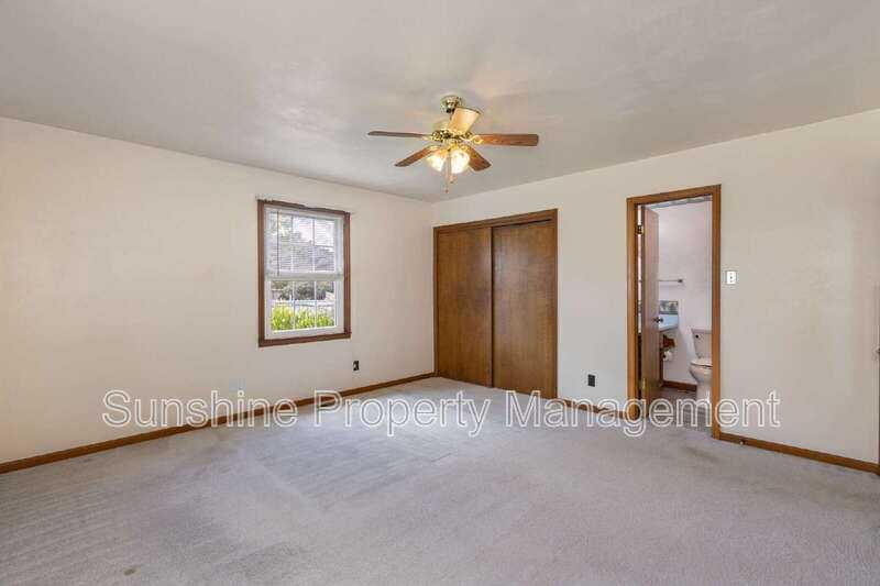 512 Winwood Dr - Photo 2 of 10