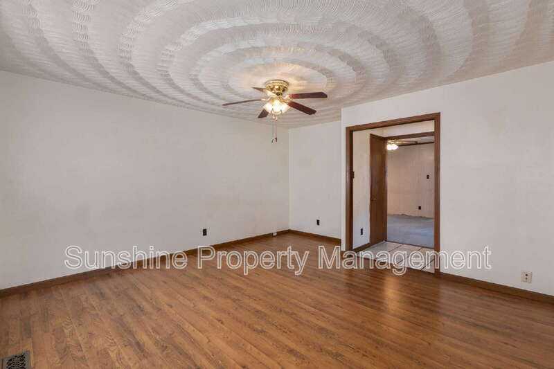 512 Winwood Dr - Photo 4 of 10