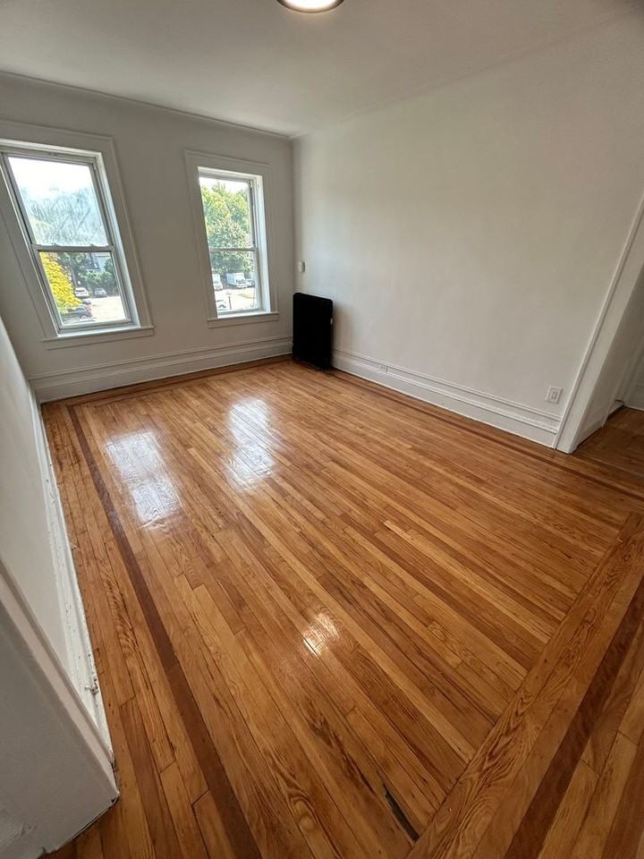 300 Elm Place - Photo 5 of 20