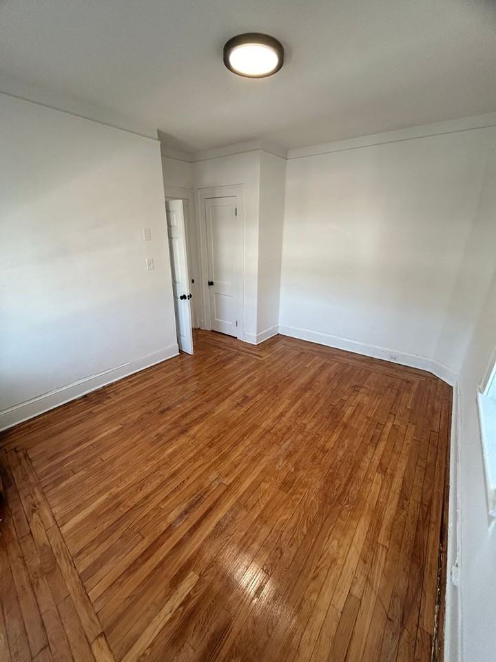 300 Elm Place - Photo 7 of 20