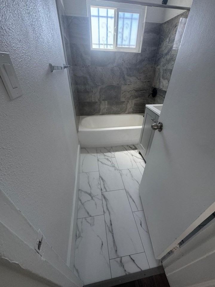 11710 S Budlong Ave - Photo 5 of 39