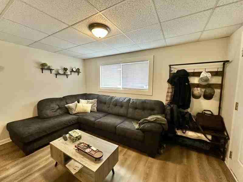 116 27th St Ne #B - Photo 2 of 9