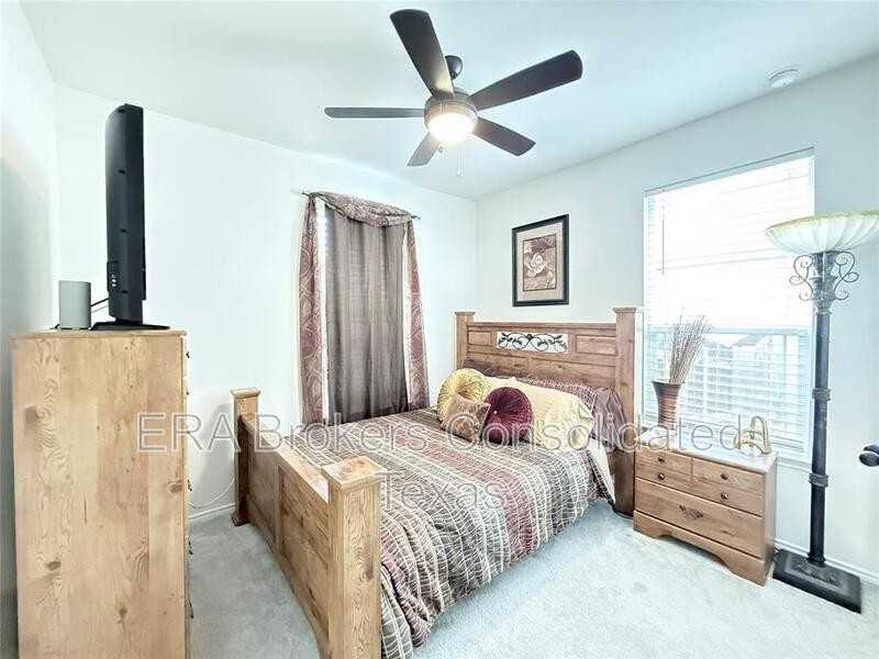 4644 Padula Dr - Photo 3 of 36