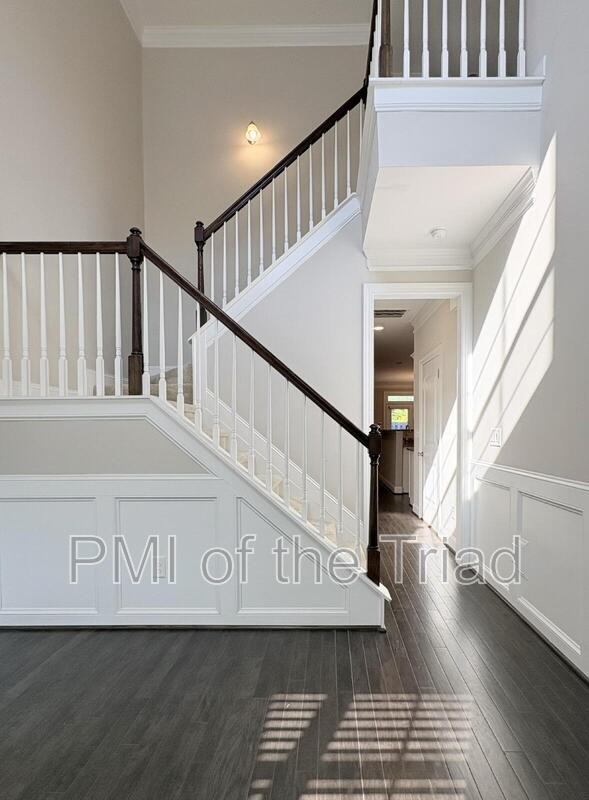 2953 York Place Dr - Photo 2 of 20