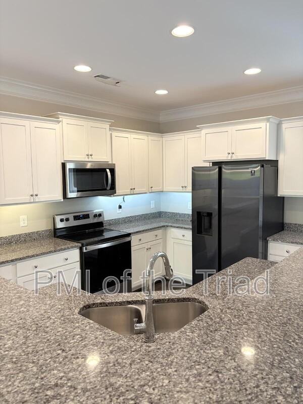 2953 York Place Dr - Photo 3 of 20