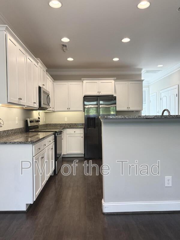 2953 York Place Dr - Photo 4 of 20