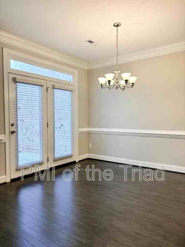 2953 York Place Dr - Photo 6 of 20