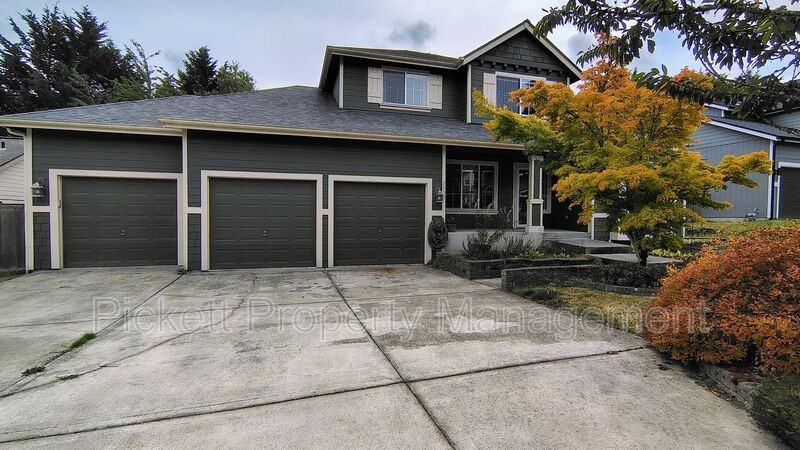 2037 Ne Gustaf St - Photo 4 of 25