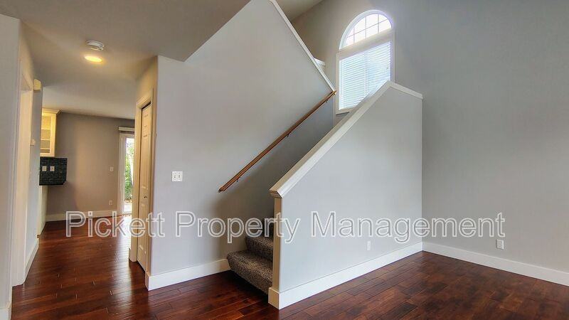 2037 Ne Gustaf St - Photo 5 of 25