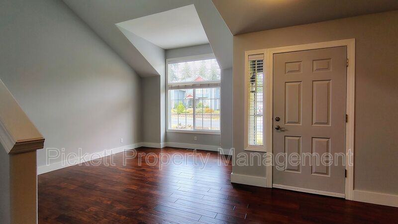 2037 Ne Gustaf St - Photo 6 of 25