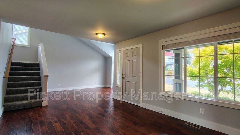 2037 Ne Gustaf St - Photo 7 of 25