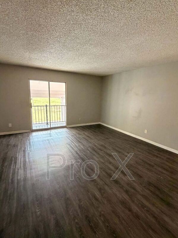 2027 S River St - Photo 4 of 12