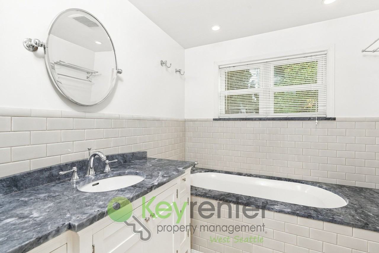 4011 48th Ave Sw - Photo 4 of 23