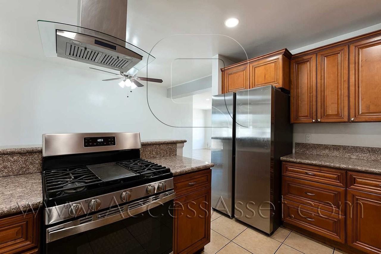 12584 Magnolia Ave - Photo 4 of 45