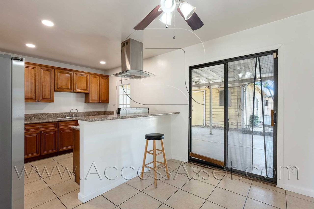 12584 Magnolia Ave - Photo 5 of 45