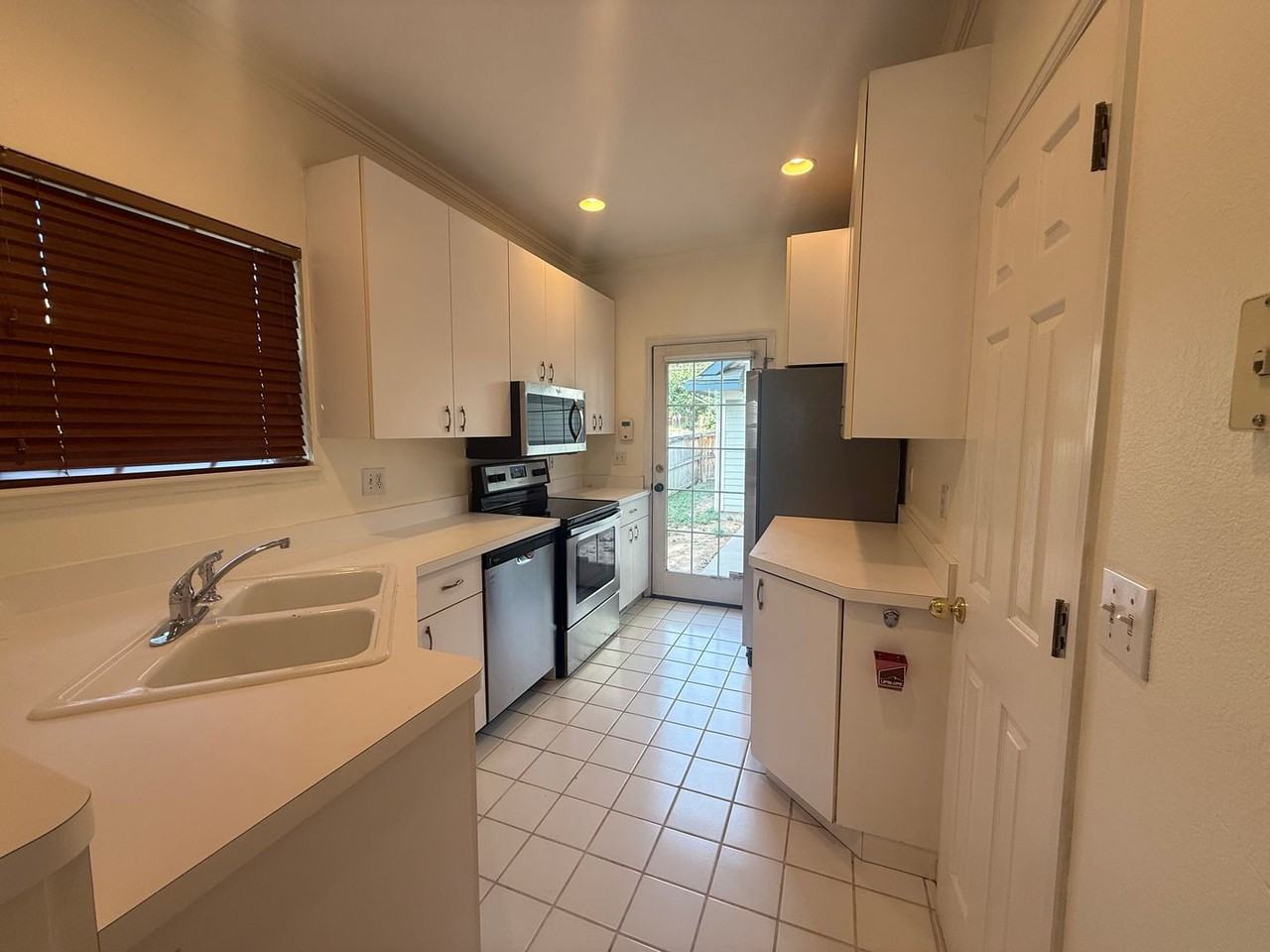 1701 Grove St - Photo 7 of 43
