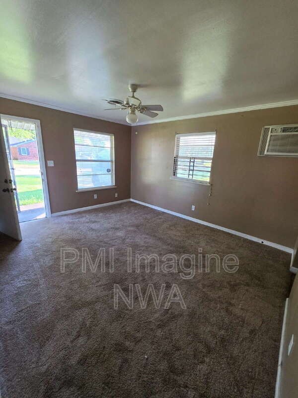 825 Mayfair Ln - Photo 3 of 17