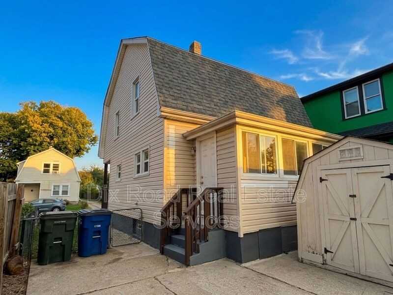 215 S Hedges St - Photo 3 of 16