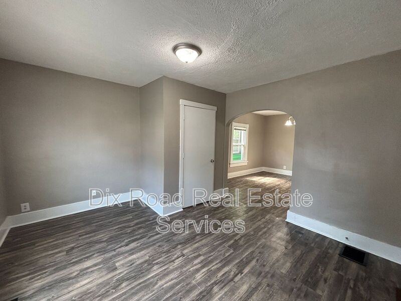 215 S Hedges St - Photo 7 of 16
