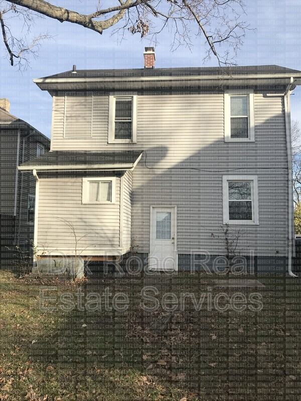 714 Poplar St - Photo 3 of 15