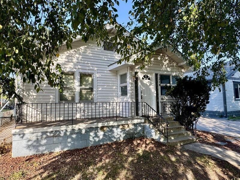 1214 N Lincoln Ave - Photo 2 of 17