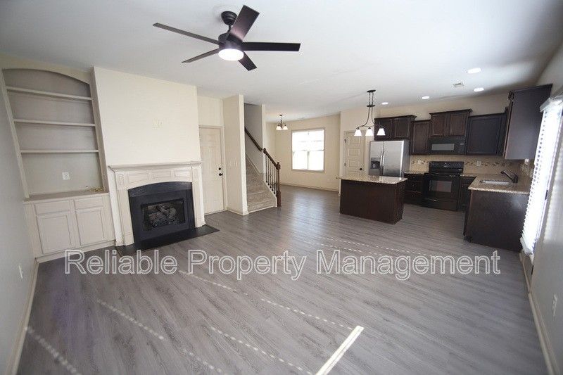 198 Balboa Pkwy - Photo 4 of 19