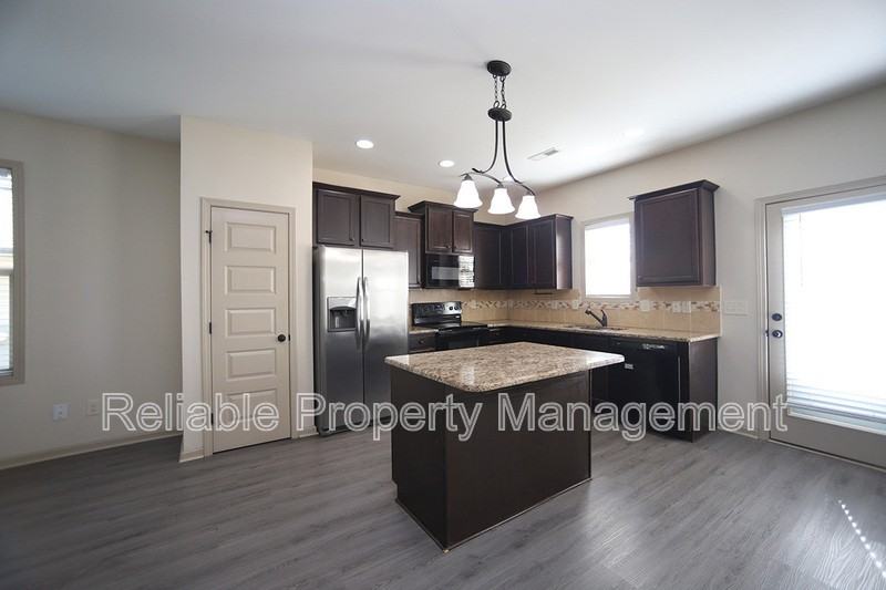 198 Balboa Pkwy - Photo 7 of 19