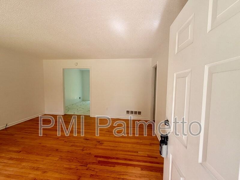 1805 Carousel Cir - Photo 5 of 27