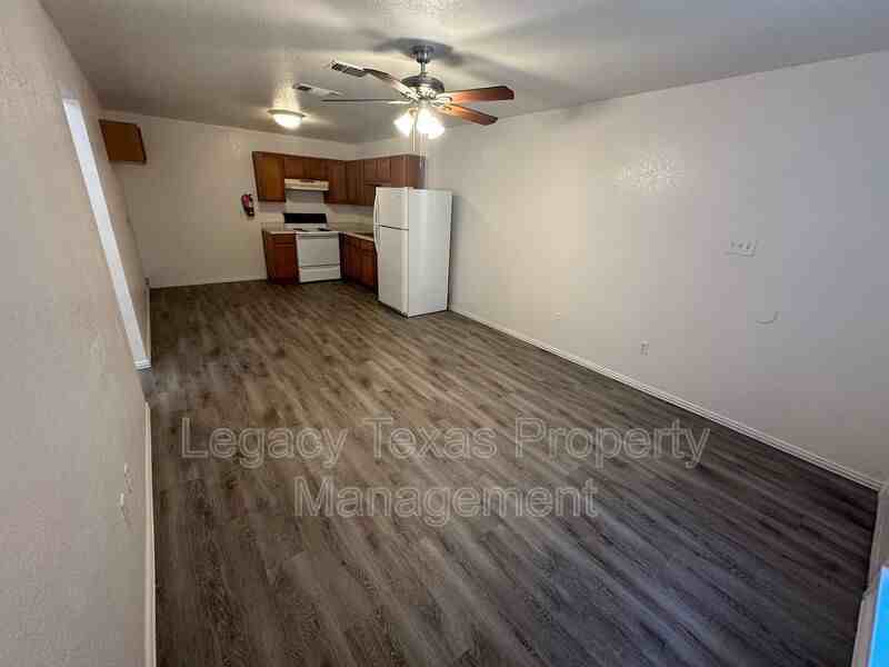 802 N Wilhite St #A - Photo 2 of 8