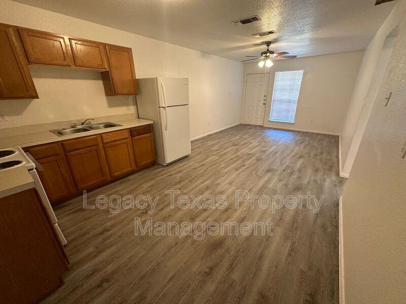 802 N Wilhite St #A - Photo 3 of 8
