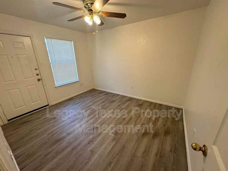 802 N Wilhite St #A - Photo 4 of 8