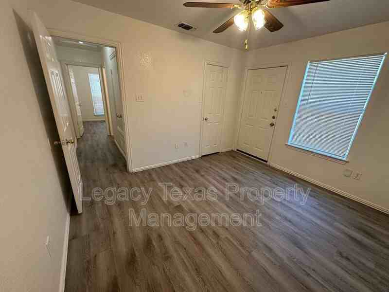802 N Wilhite St #A - Photo 5 of 8