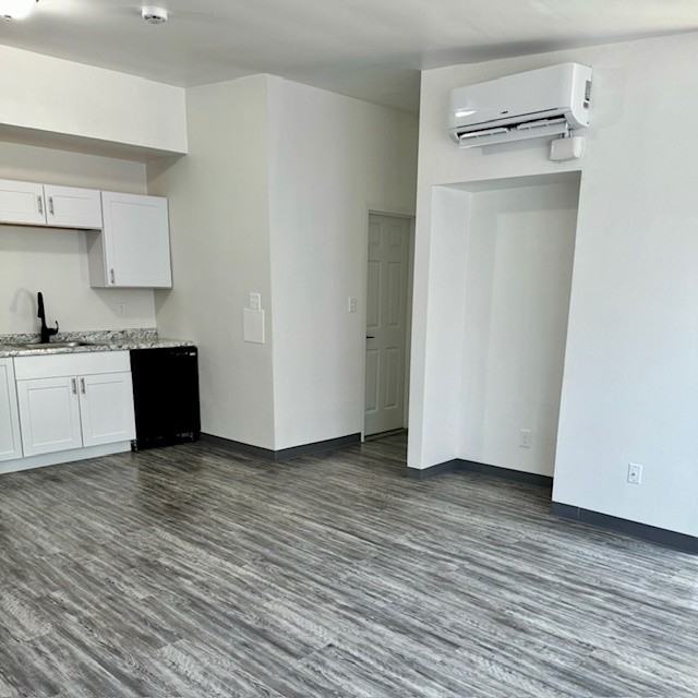 West Liberty Point 1BR - Photo 4 of 17