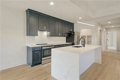 200 West Gregory Boulevard - Photo 2 of 18