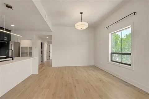 200 West Gregory Boulevard - Photo 4 of 18