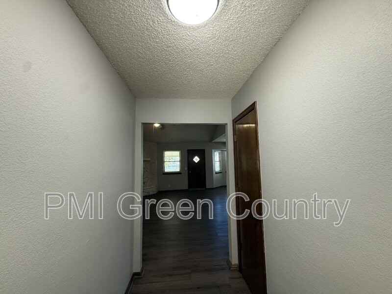 4708 S Maple Ave - Photo 4 of 21