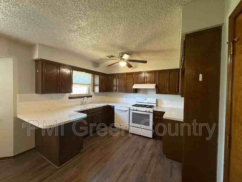 4708 S Maple Ave - Photo 6 of 21