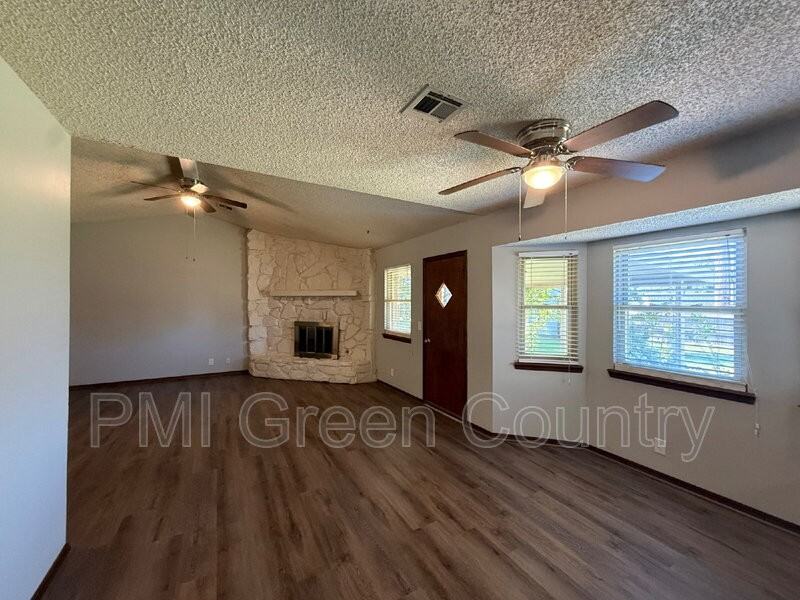 4708 S Maple Ave - Photo 7 of 21