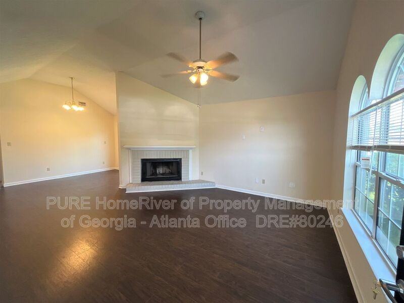 127 Redford Dr - Photo 4 of 21