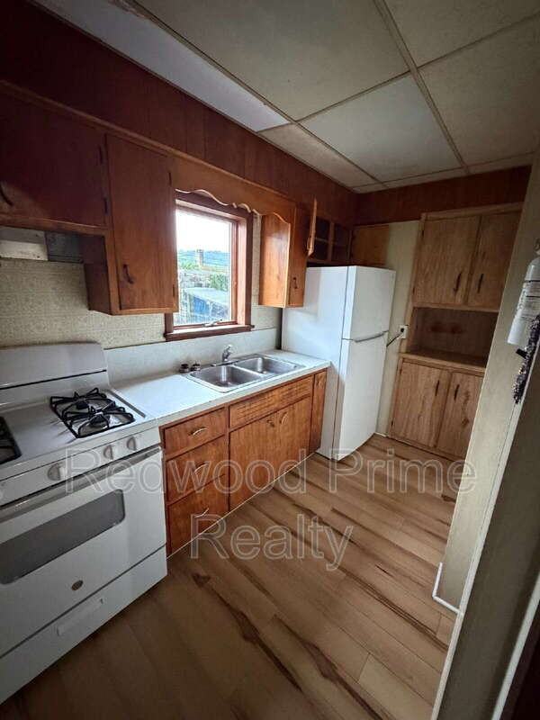 645 Coleman Ave - Photo 4 of 7