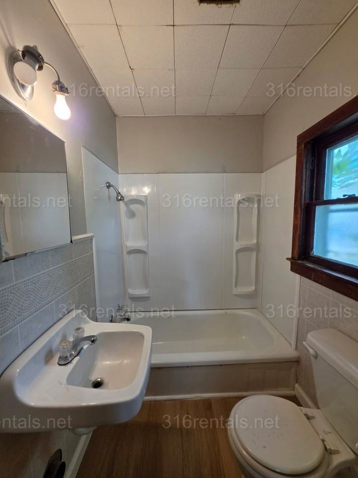 112 N Kansas Ave - Photo 2 of 5