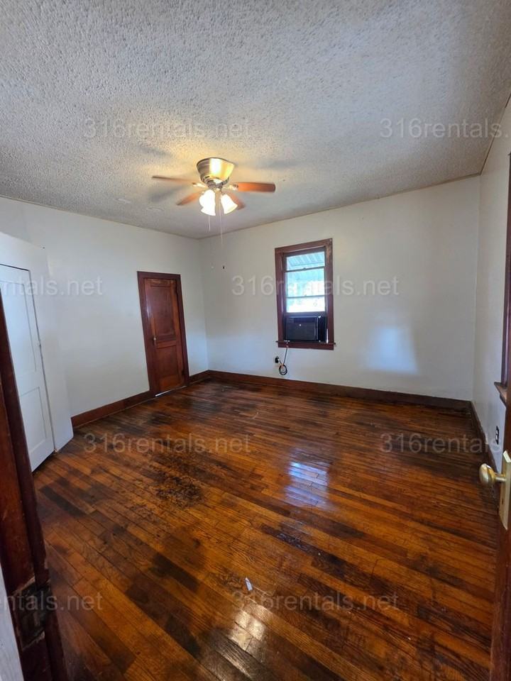 112 N Kansas Ave - Photo 3 of 5