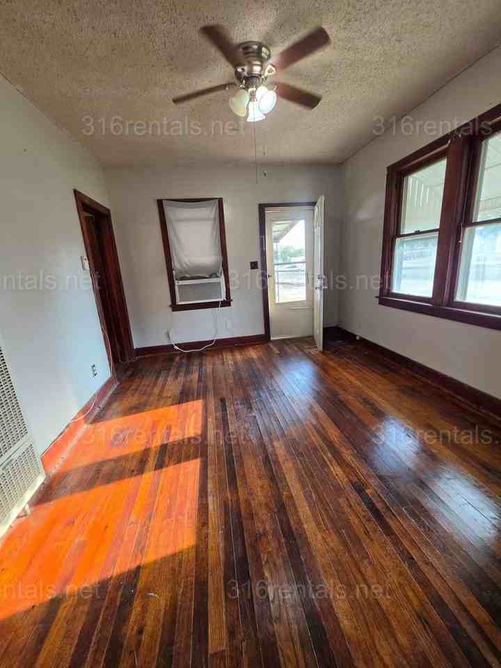 112 N Kansas Ave - Photo 4 of 5