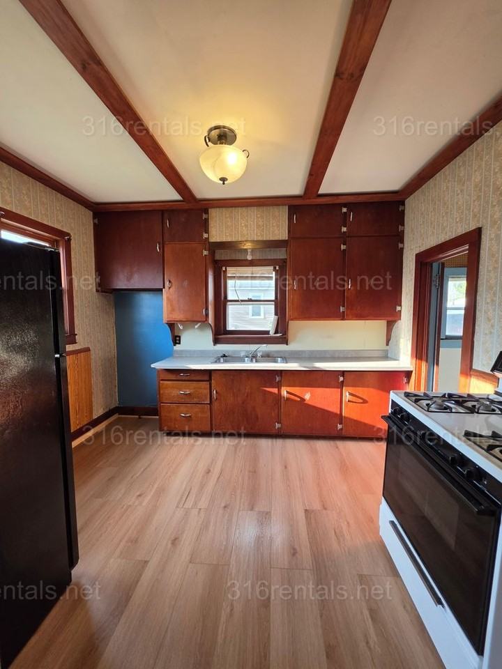 112 N Kansas Ave - Photo 5 of 5