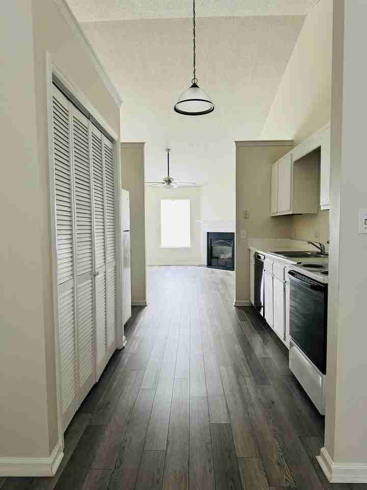 2607 Bluff View Drive Unit B - Photo 3 of 14