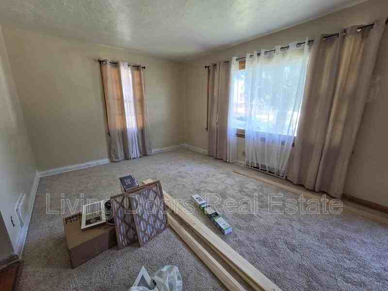 1249 Dakota St - Photo 3 of 10