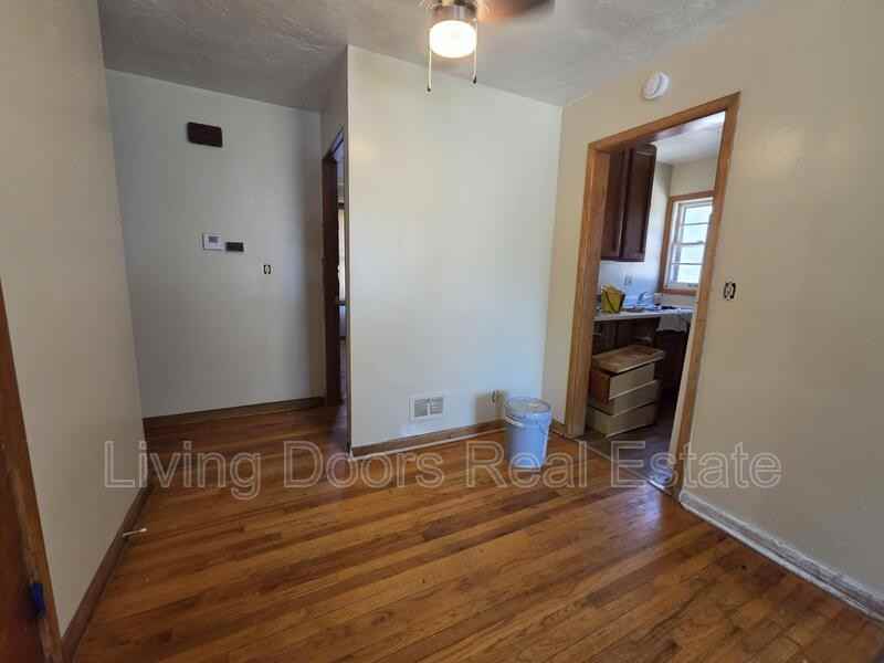 1249 Dakota St - Photo 4 of 10