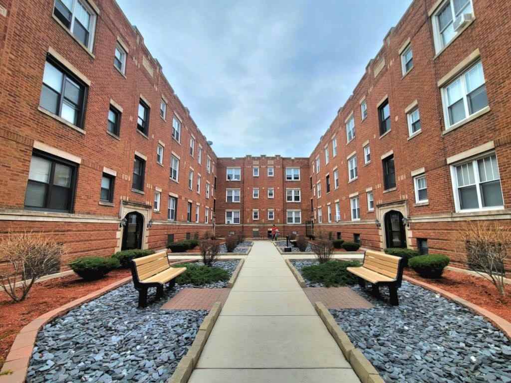 951 W Cornelia Ave #3D